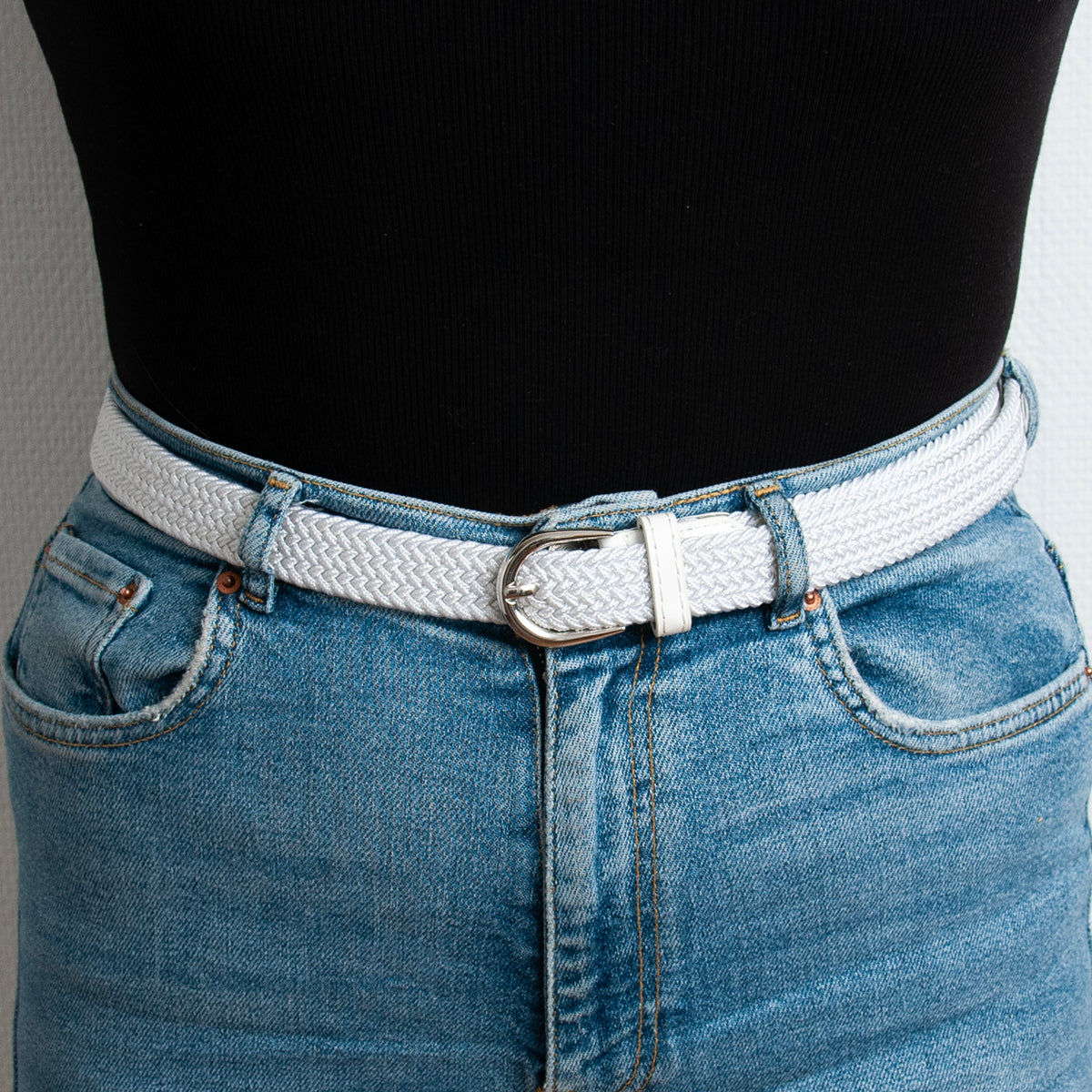 677302 Belte (6 stk) smalt flettet strikkbelte, sølv - hvit