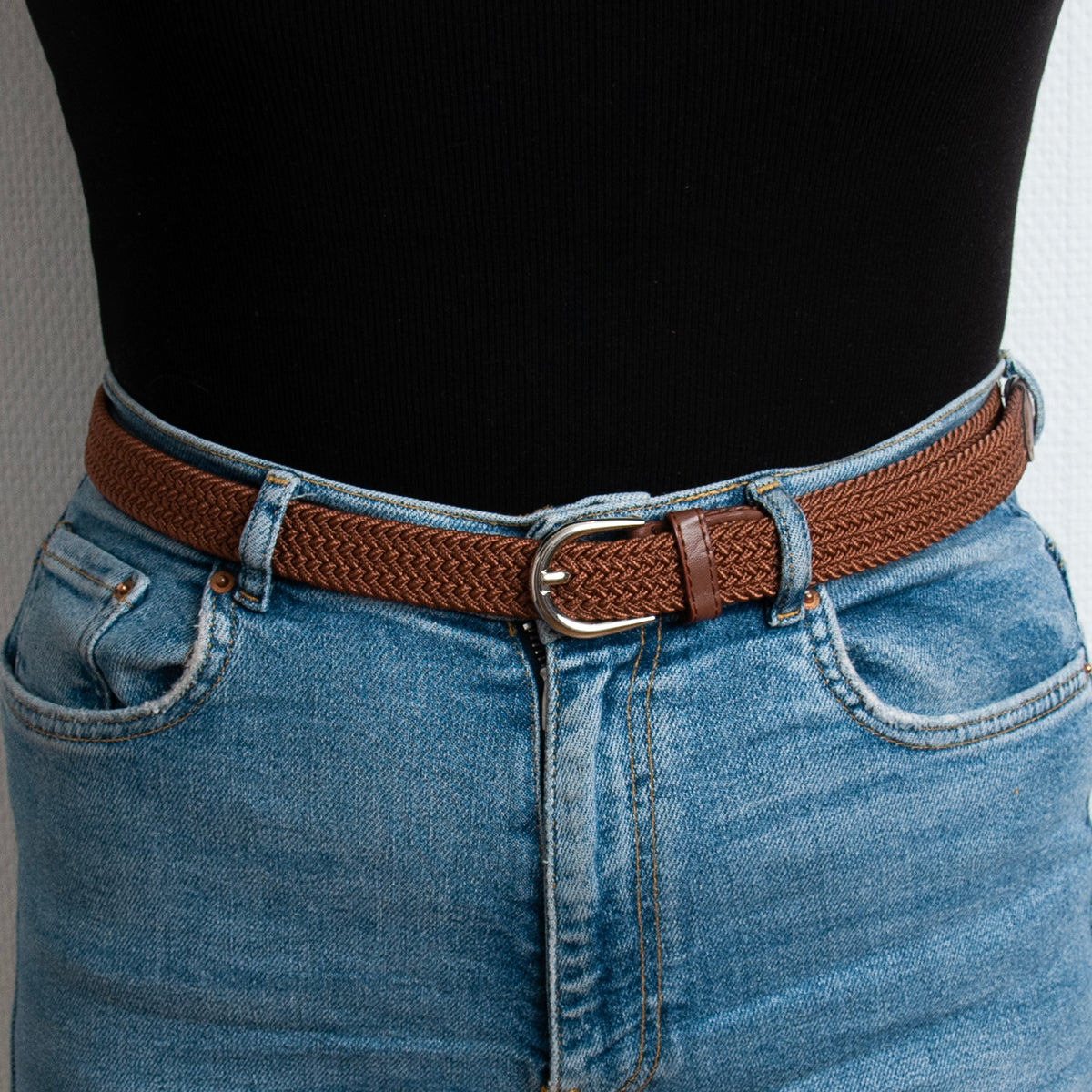 677315 Belte (6 stk) smalt flettet strikkbelte, sølv - cognac