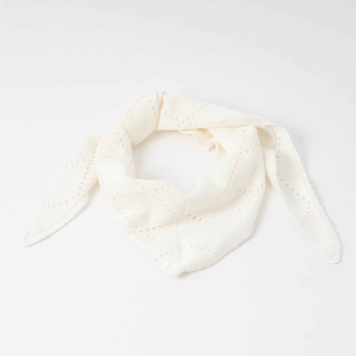 790503 Skjerf, Strikket lite triangel skjerf  - offwhite