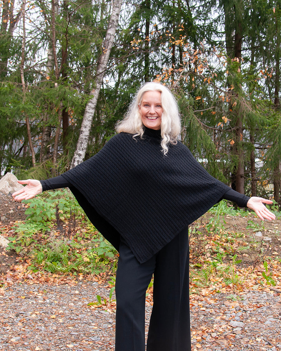 808101 Poncho strikket med flette - svart