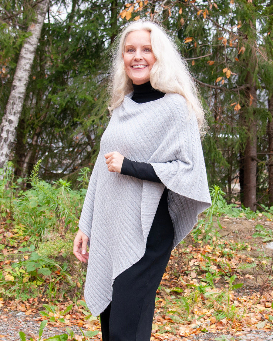 Poncho knitted with braid - grey