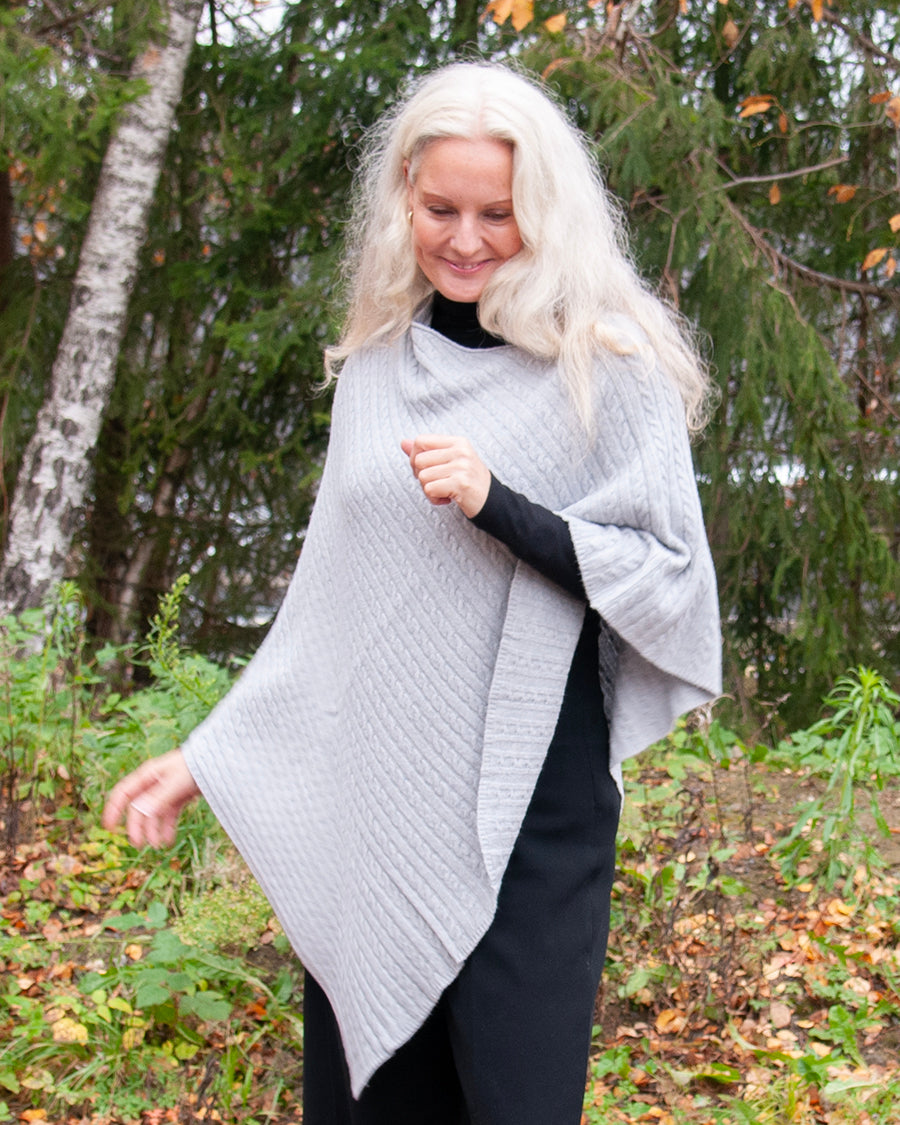 Poncho knitted with braid - grey