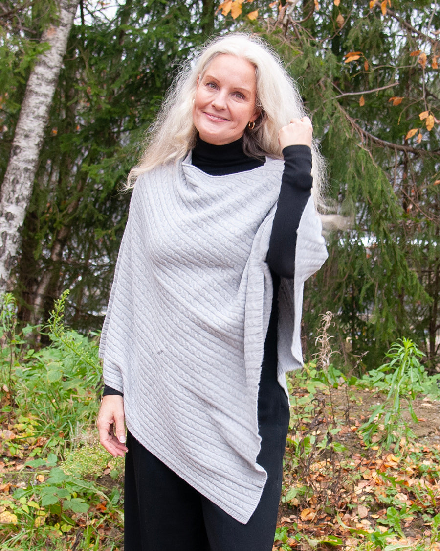 Poncho knitted with braid - grey