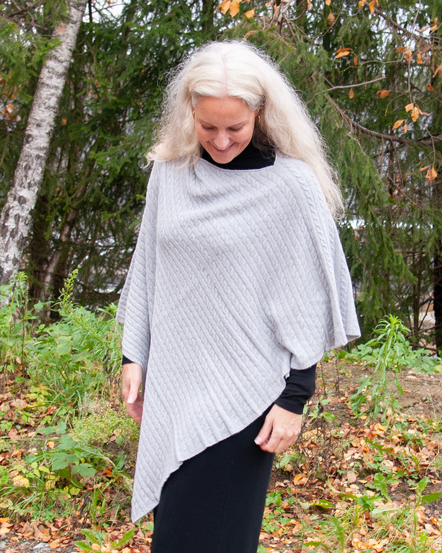 Poncho knitted with braid - grey