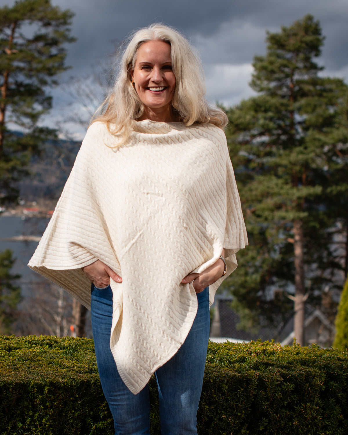 Poncho knitted with braid - off-white