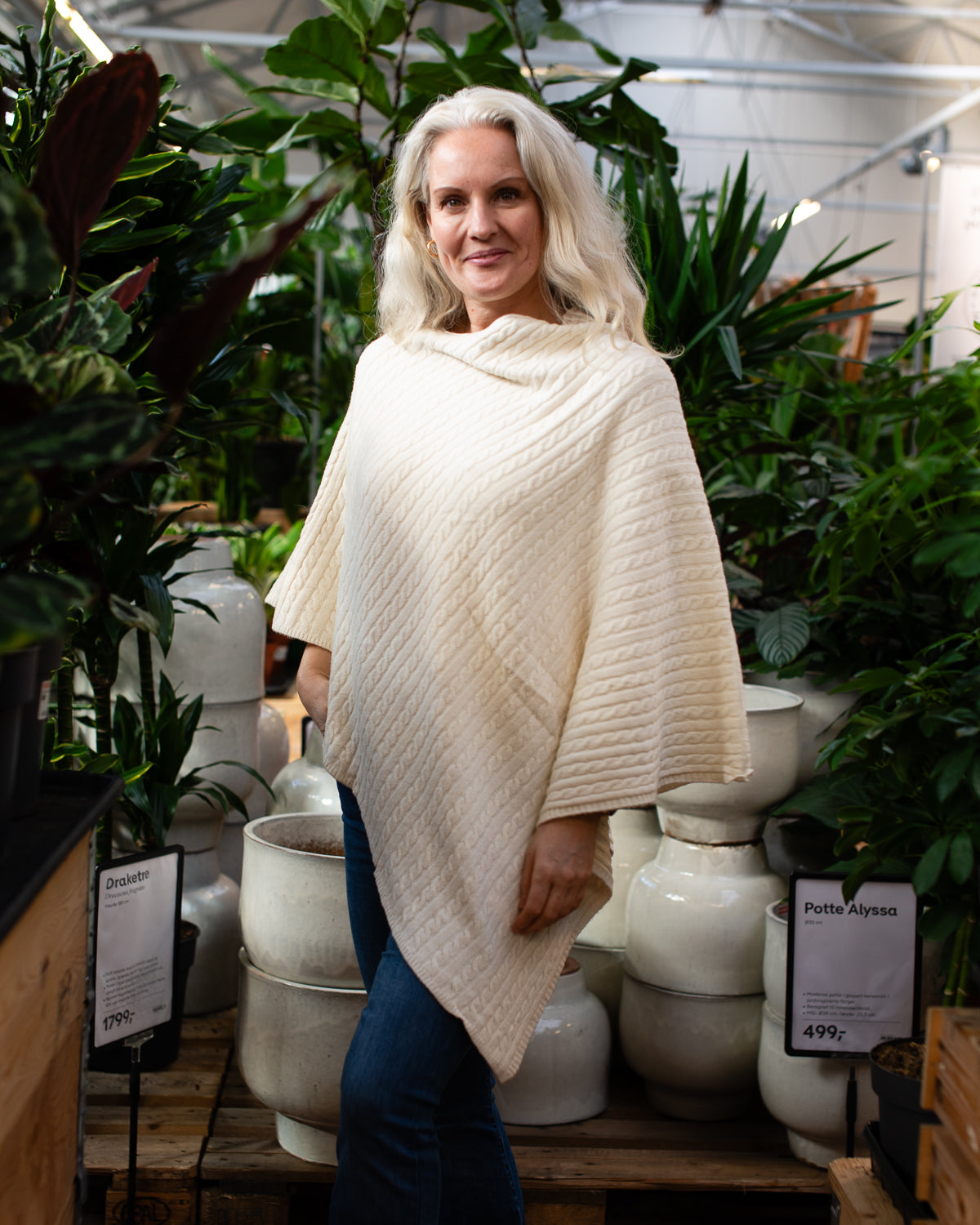 Poncho knitted with braid - off-white