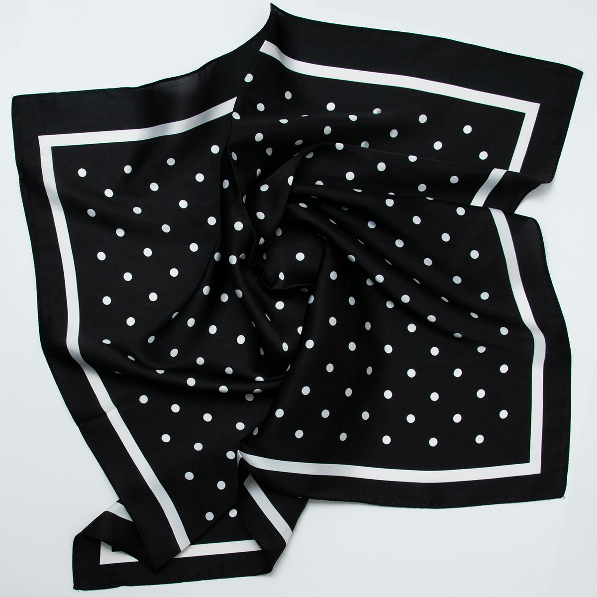 867301 Skjerf, lite skjerf prikkete - svart med hvite prikker