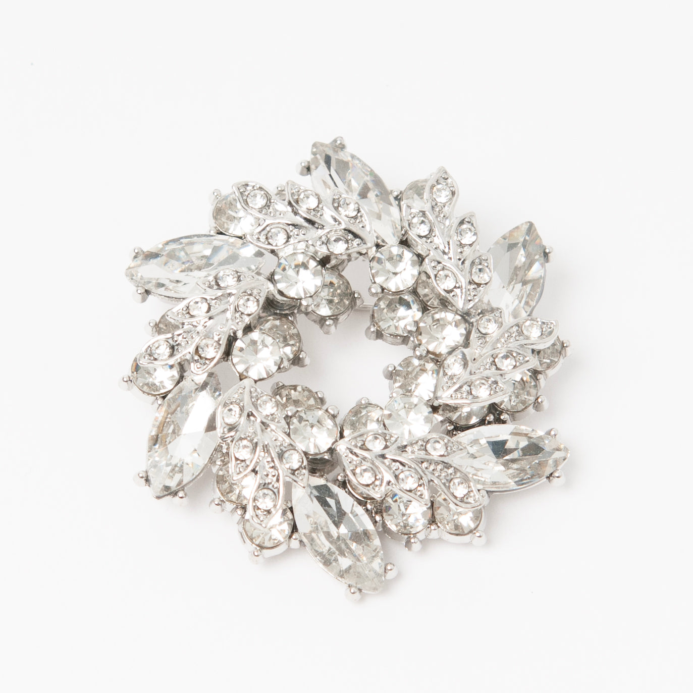 868386 Broche - Krans med store strass stener - sølv