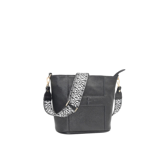 872901 Vesker, IRIA liten crossbag med mønstret rem - svart