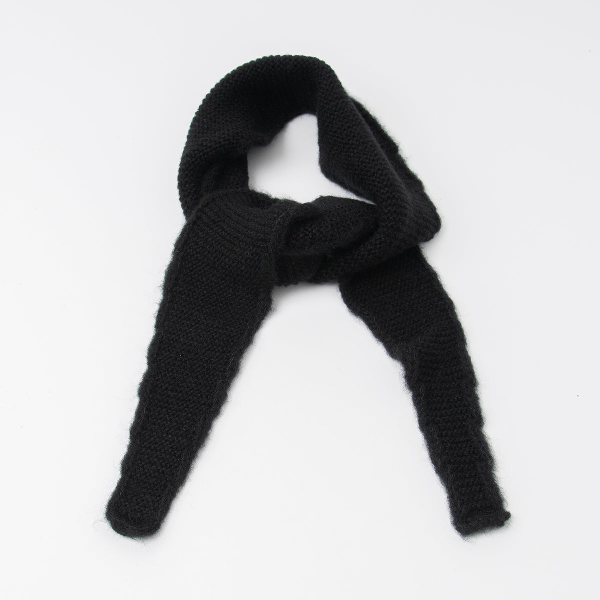 882101 Skjerf, Strikket lite SOFIE skjerf. 107 x 13 cm - svart