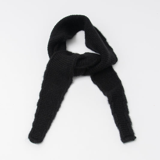 882101 Skjerf, Strikket lite SOFIE skjerf. 107 x 13 cm - svart