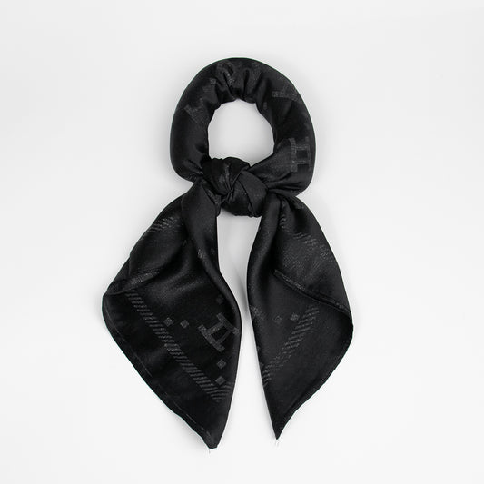 890701  Skjerf, 90x90 cm "silk-look" H-mønstret med lurextråd - svart