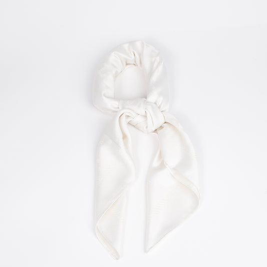 890702  Skjerf, 90x90 cm "silk-look" H-mønstret med lurextråd - hvit