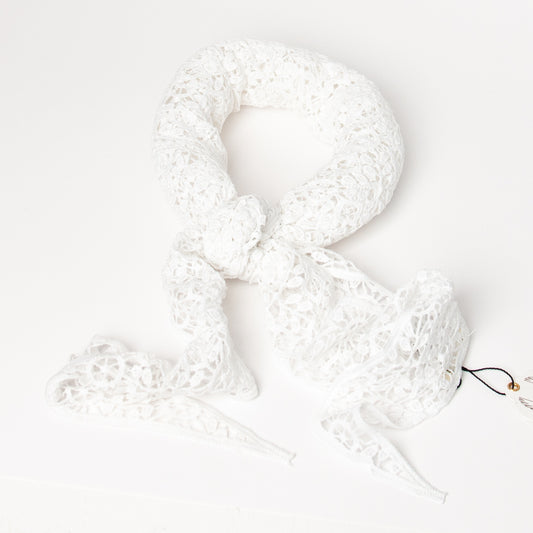 893902 Skjerf, Tynt heklet lite triangel skjerf  - hvit