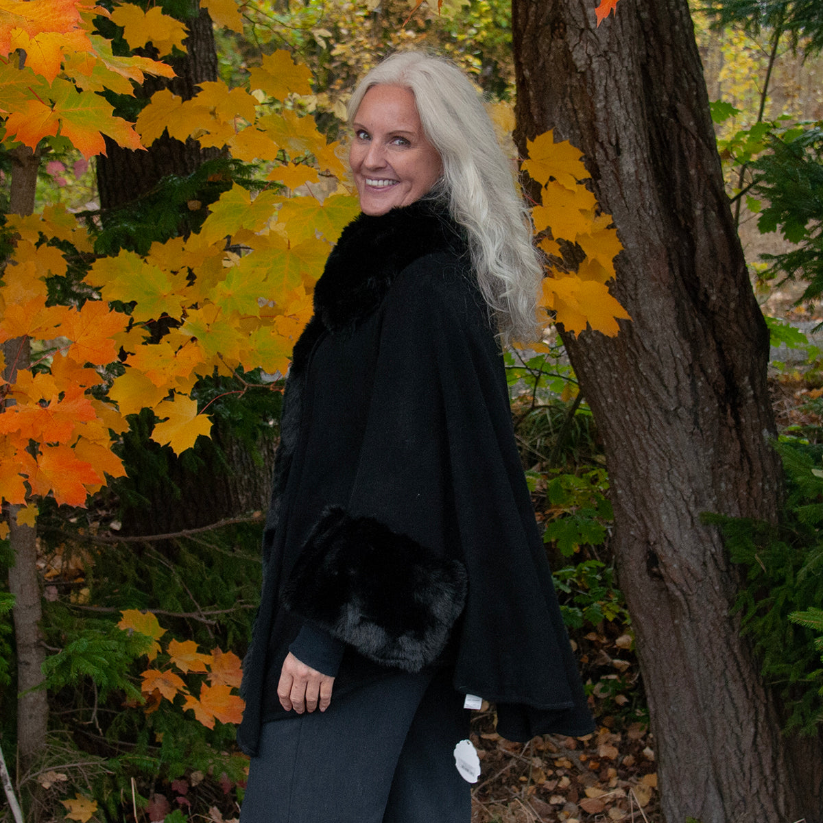 903601 Fuskpels, Poncho med  arm fuskpels kant - svart