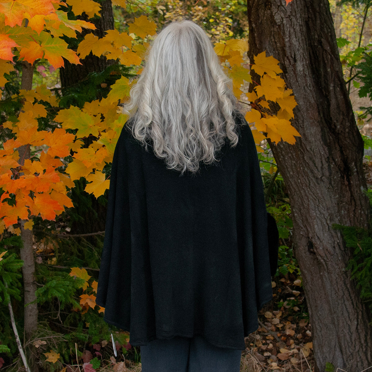 903601 Fuskpels, Poncho med  arm fuskpels kant - svart