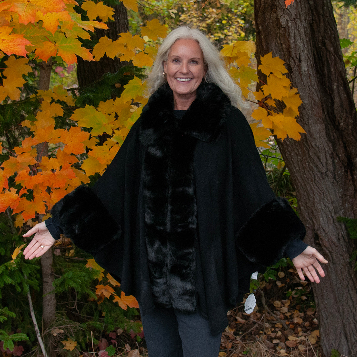 903601 Fuskpels, Poncho med  arm fuskpels kant - svart