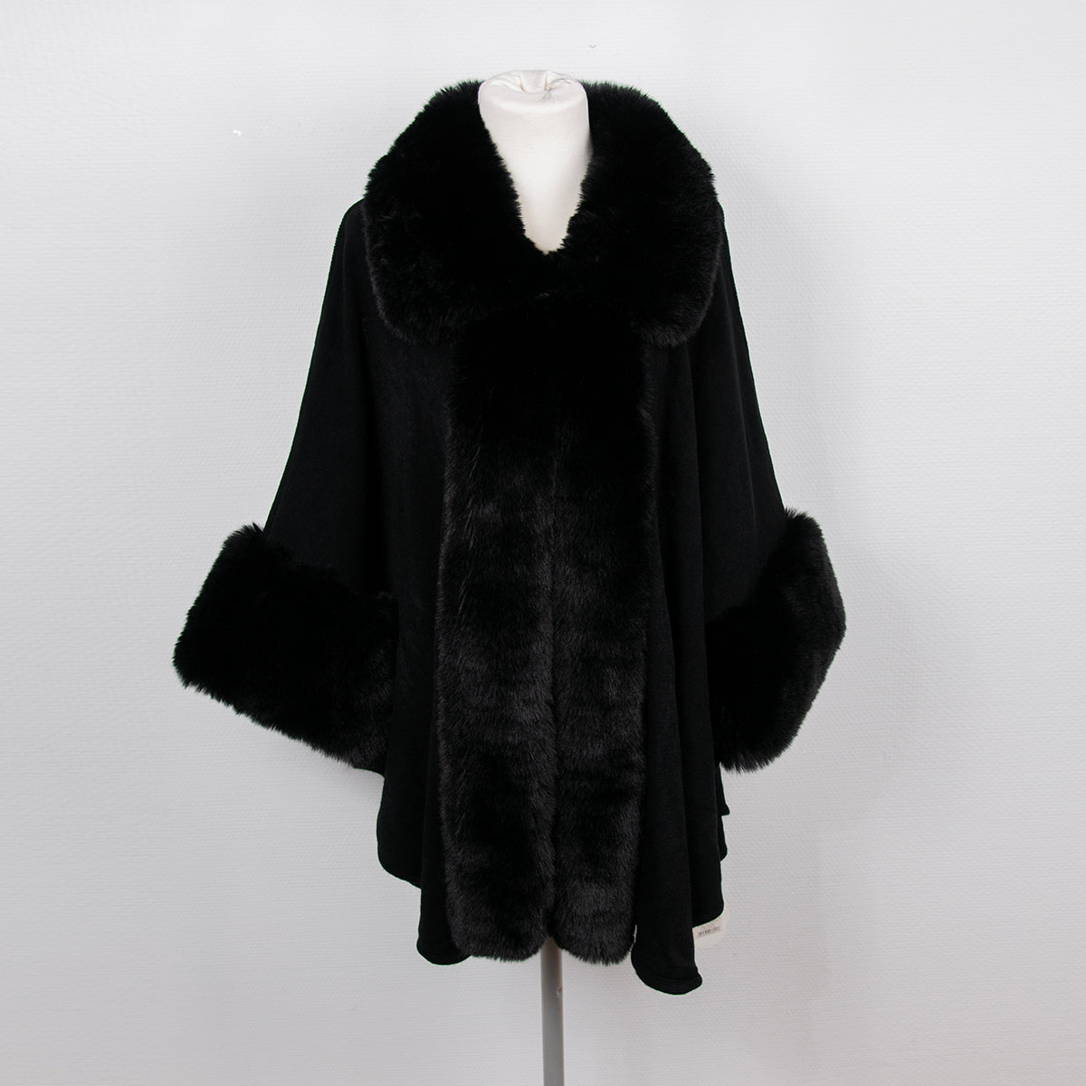 903601 Fuskpels, Poncho med  arm fuskpels kant - svart