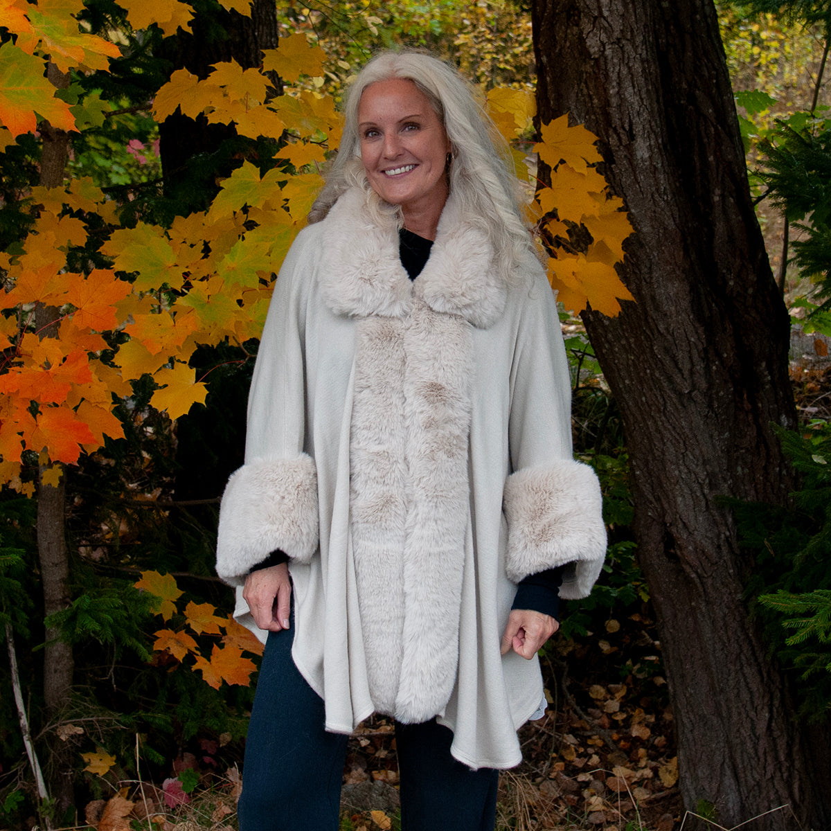 903605 Fuskpels, Poncho med  arm fuskpels kant - lys beige