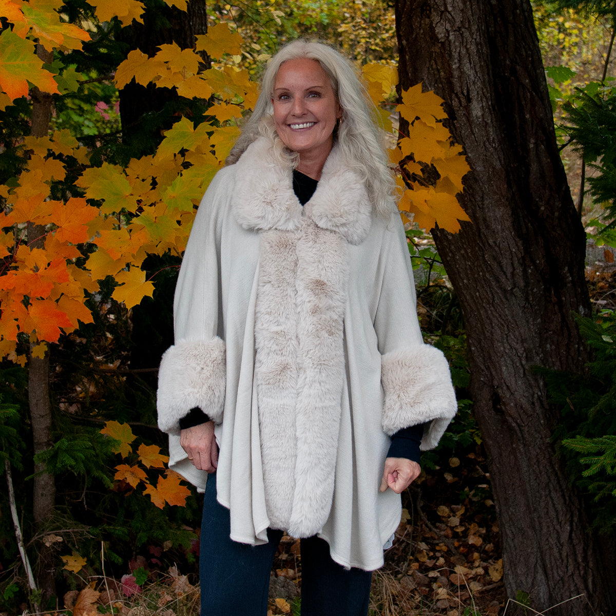903605 Fuskpels, Poncho med  arm fuskpels kant - lys beige