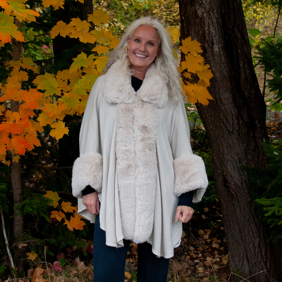 903605 Fuskpels, Poncho med  arm fuskpels kant - lys beige