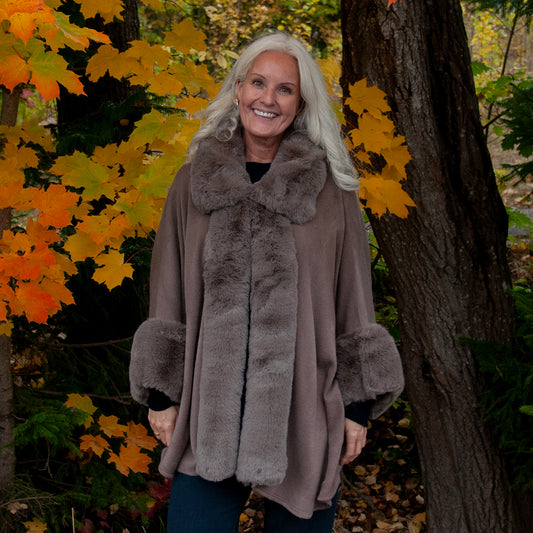 903607 Fuskpels, Poncho med  arm fuskpels kant - taupe
