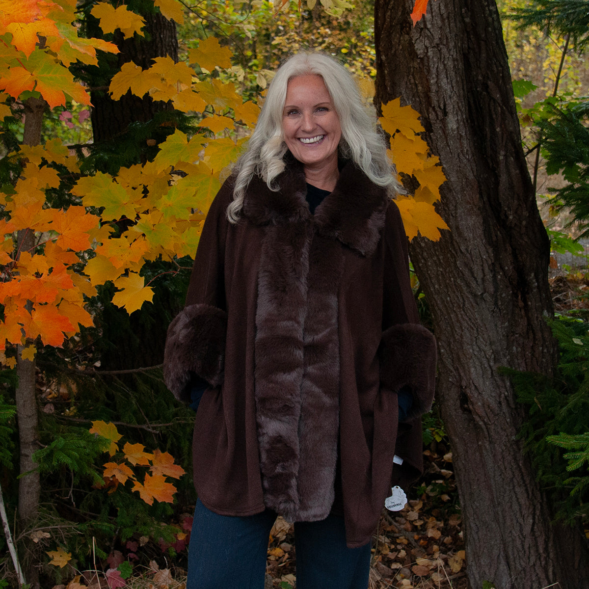 903611 Fuskpels, Poncho med  arm fuskpels kant - brun