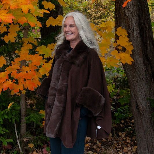 903611 Fuskpels, Poncho med  arm fuskpels kant - brun