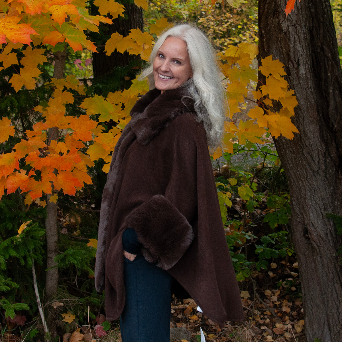 903611 Fuskpels, Poncho med  arm fuskpels kant - brun
