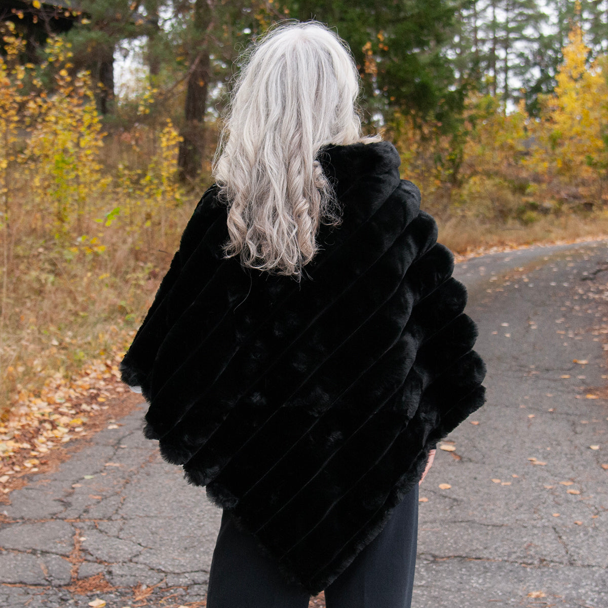 903701 Fuskpels, Poncho bølger - svart