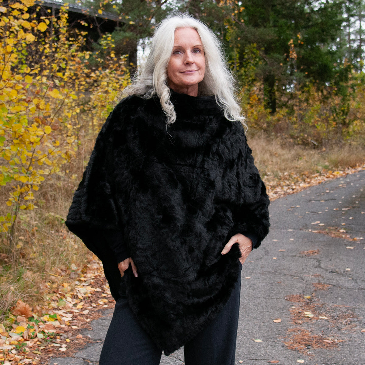 903801 Fuskpels, Poncho glatt - svart