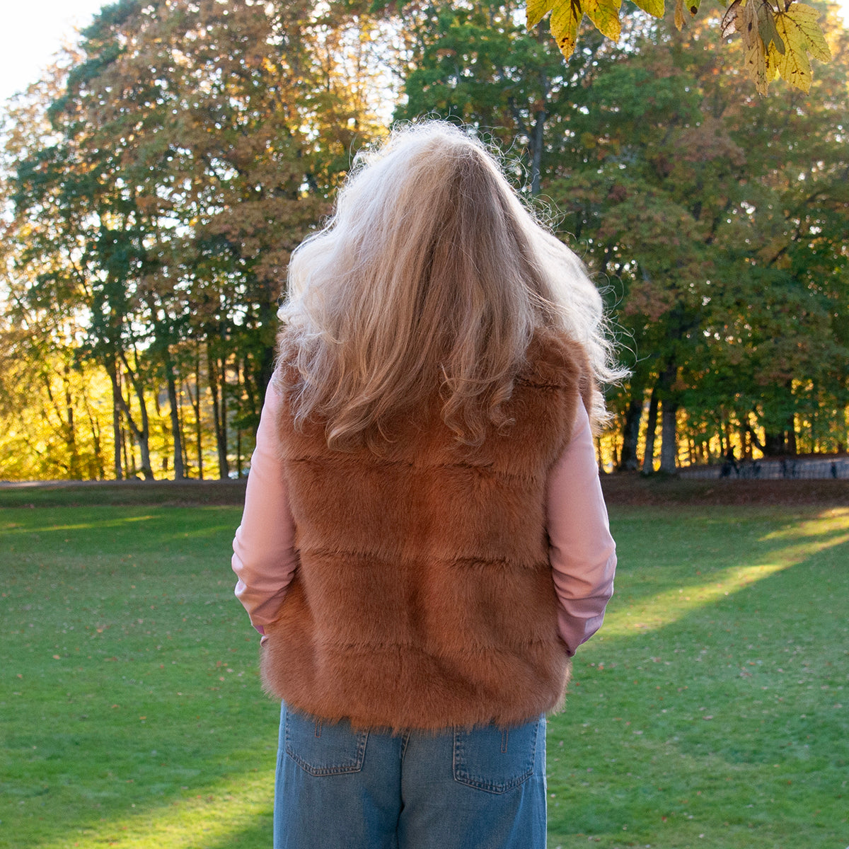 904005 Fuskpels, Vest med liten krage  - beige