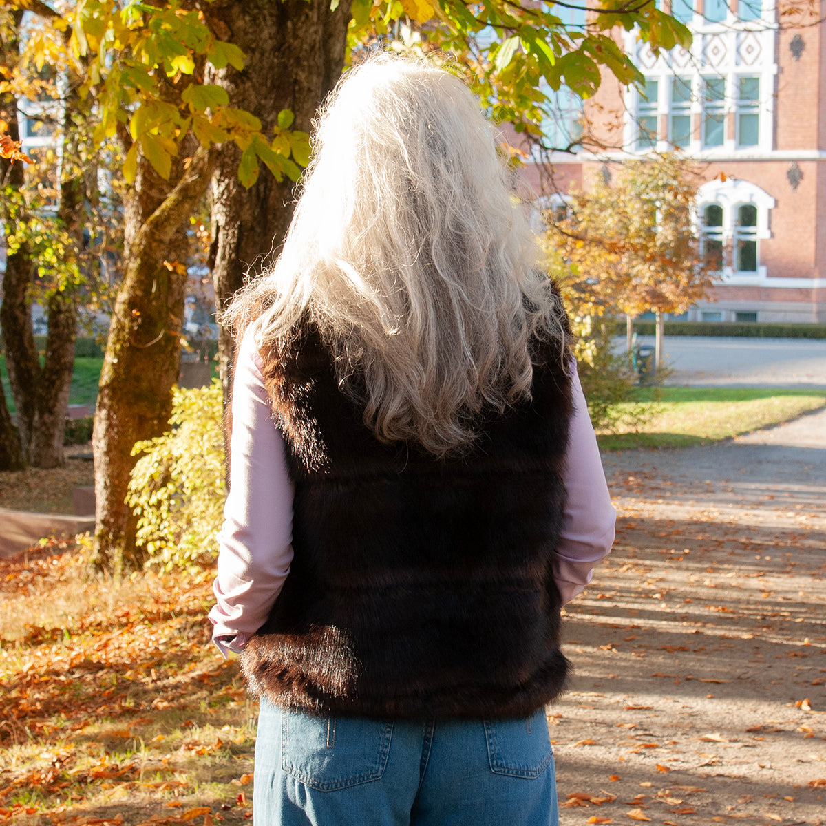 904011 Fuskpels, Vest med liten krage  - brun
