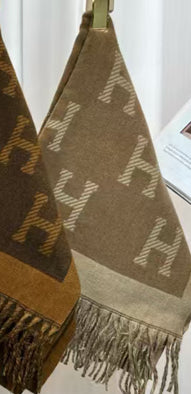 905205 Skjerf, Stort H skjerf, tykk kvalitet med fryns - beige