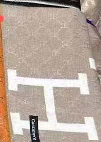 905305 Skjerf, Stort H skjerf, tynn kvalitet med små hèr - beige