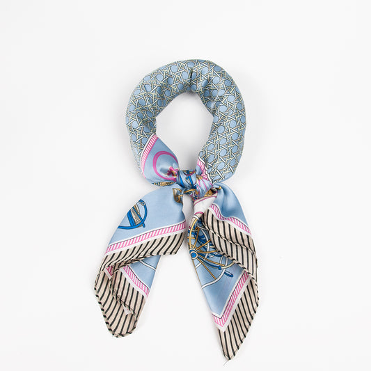 908246  Skjerf, Lite skjerf hest&vogn med lenkeprint - lys blå