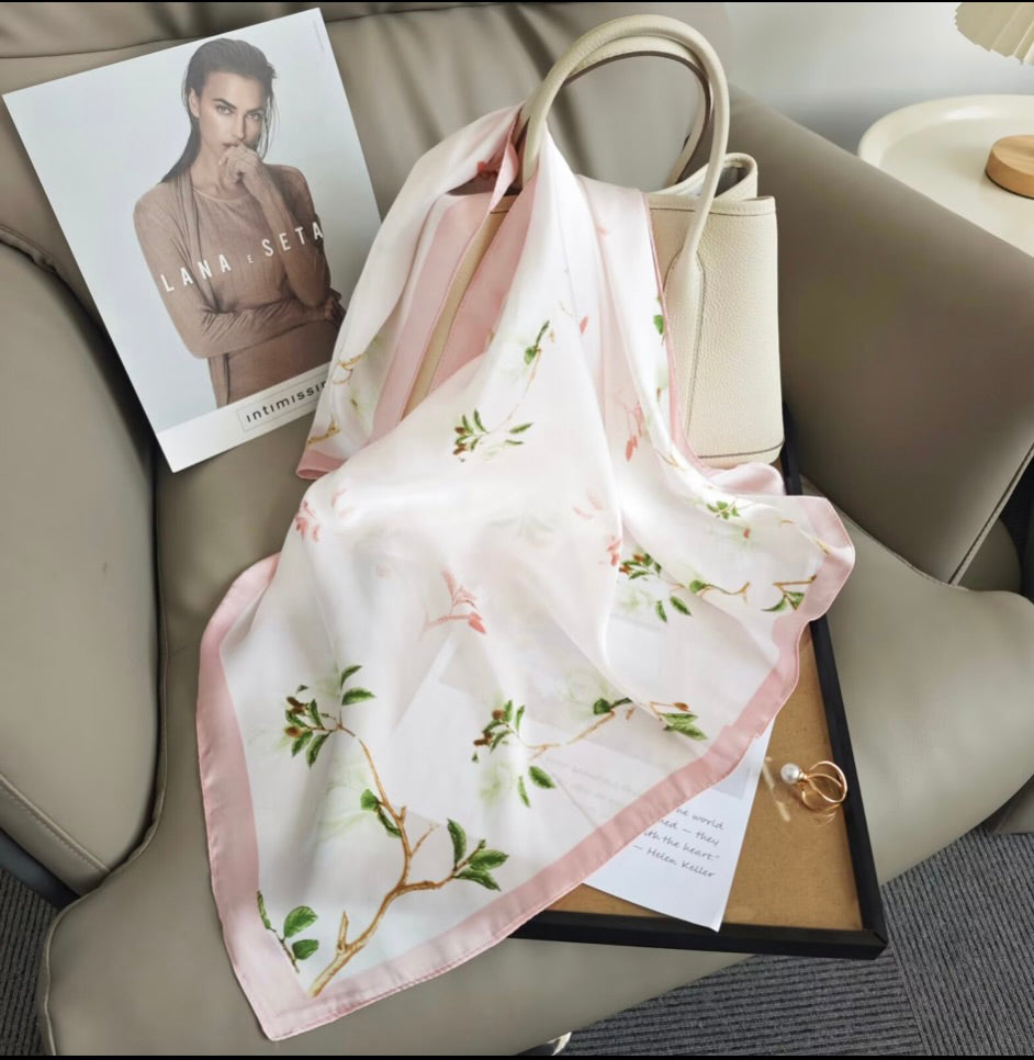 908436  Skjerf, Lite skjerf småblomstret med lys rosa kant