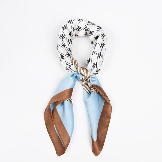 908546  Skjerf, Lite skjerf klassisk cognac og lys blå print