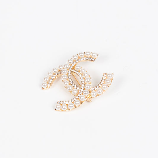 908962 Broche, CC Brosche med perler - hvit/gull