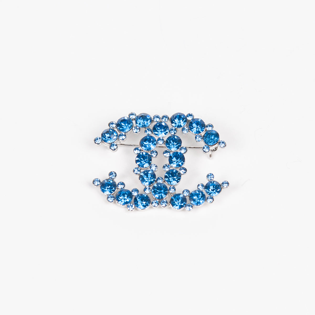 909046 Broche, CC Brosche med strass stener - sølv/lys blå