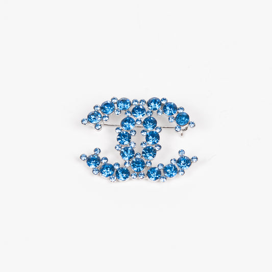 909046 Broche, CC Brosche med strass stener - sølv/lys blå