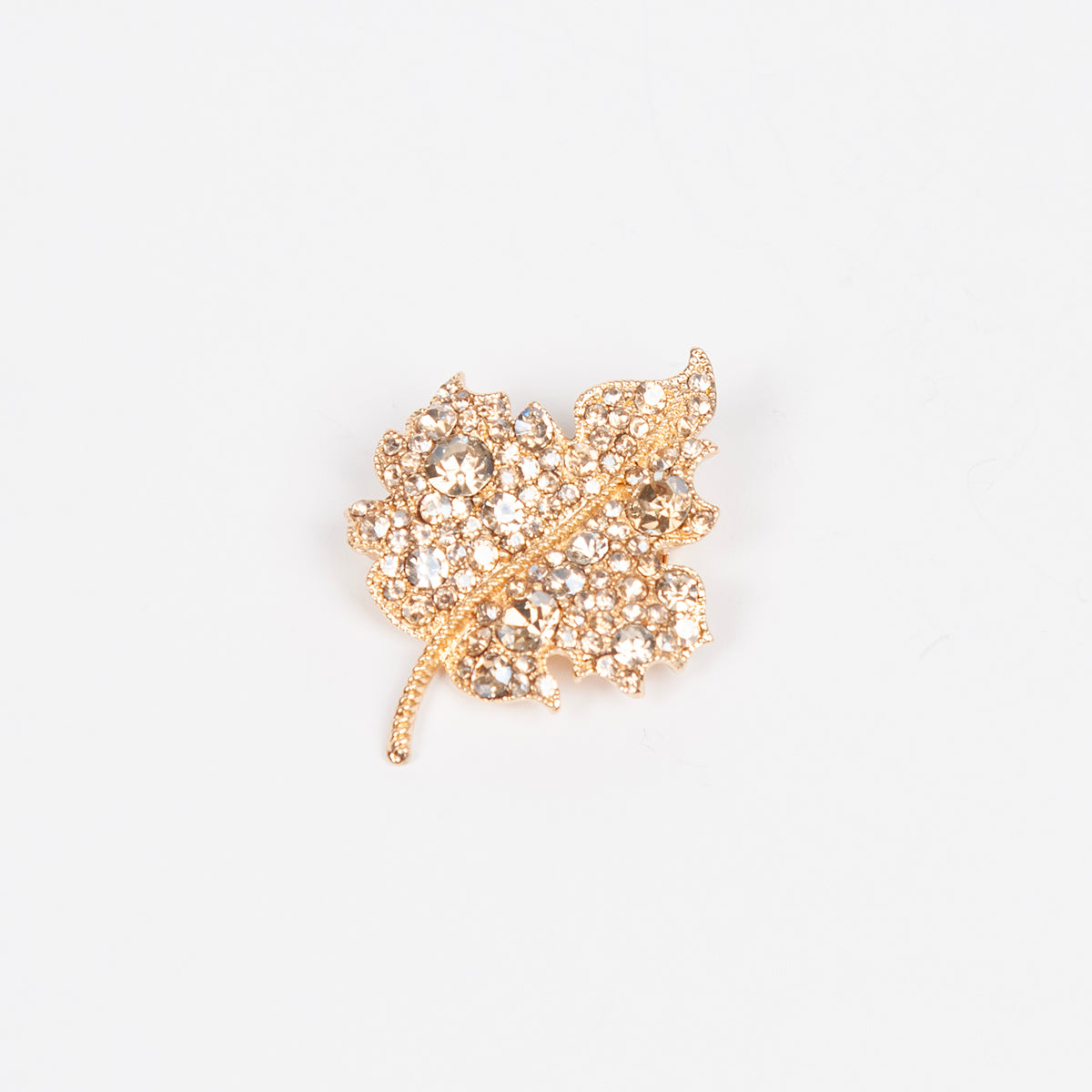 909262 Broche, Blad formet brosche med strass stener - gull