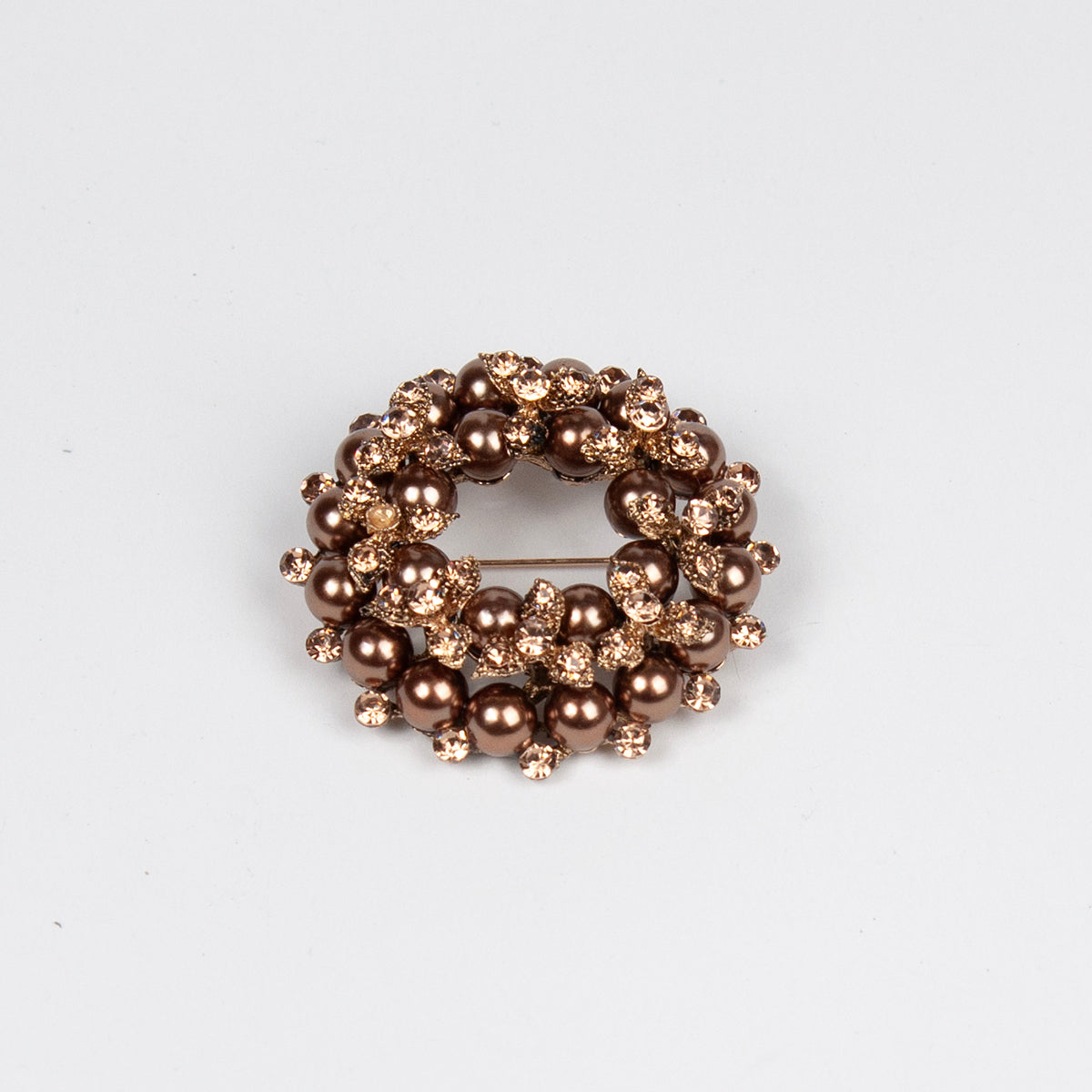 913011 Brosje, Brosje med perler og strass stener - brun
