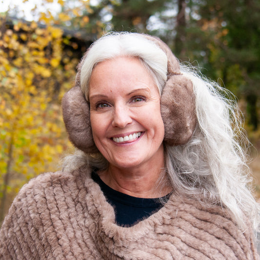 915007 Fuskpels, Ørevarmere   -mørk beige