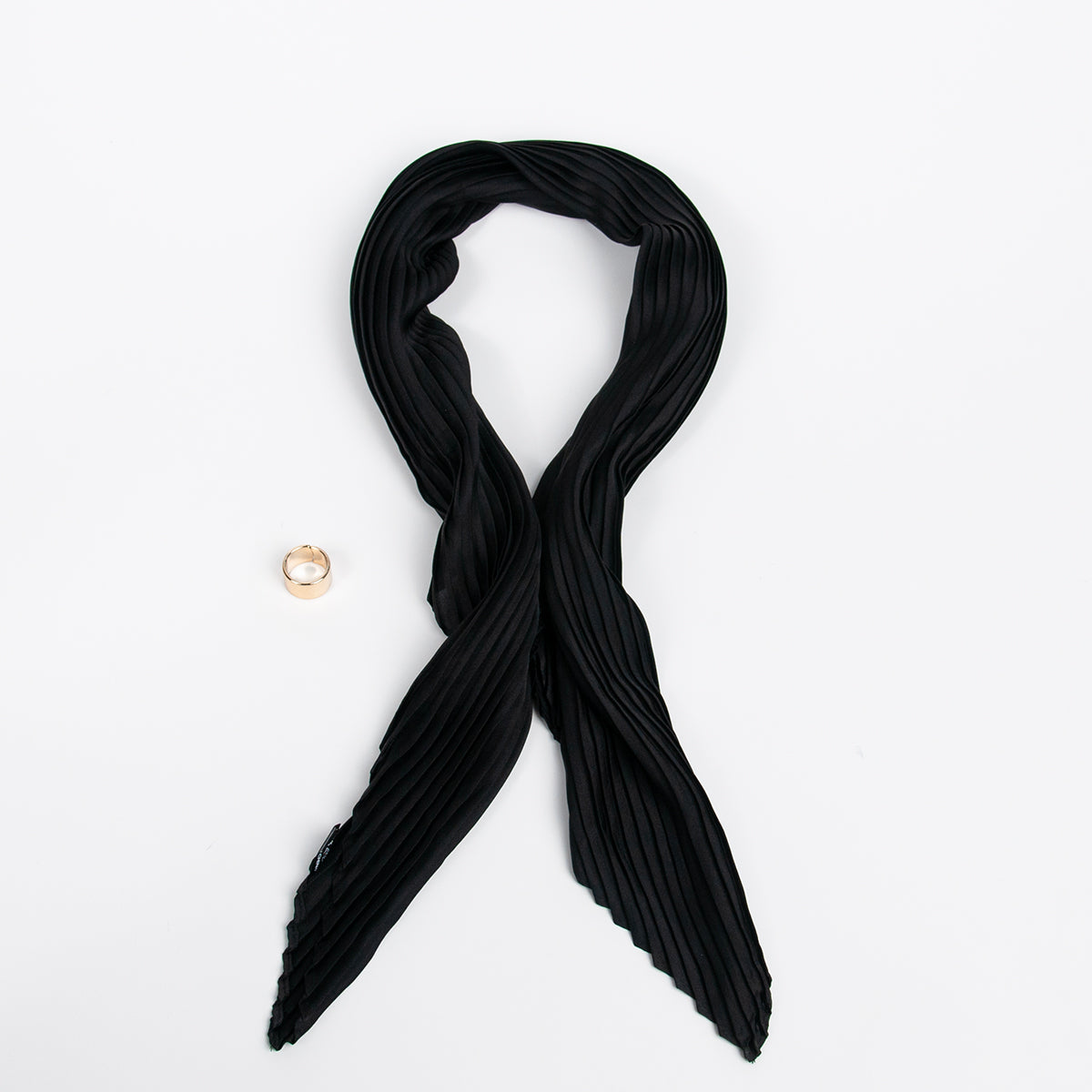 915501  Skjerf, Lite plizze skjerf med skjerf ring - svart