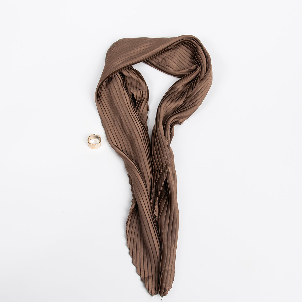 915511  Skjerf, Lite plizze skjerf med skjerf ring - brun