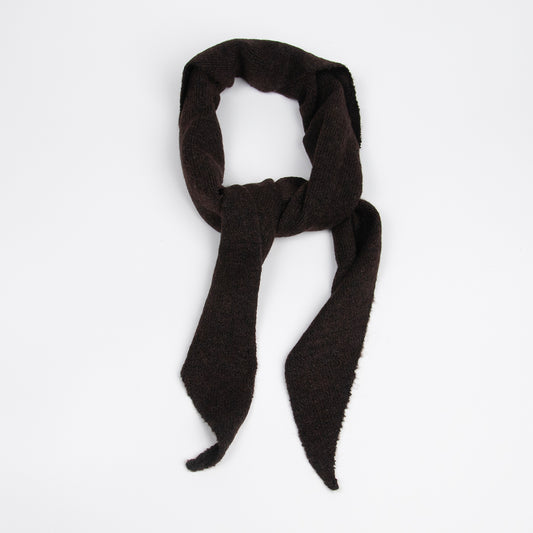 916411 Skjerf, Strikket lite trekantskjerf - brun