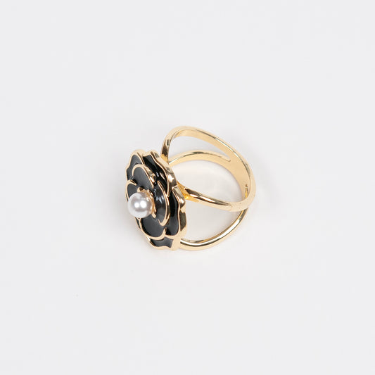 917101 Skjerf ring - Emaljeblomst skjerfring med perle - svart/gull