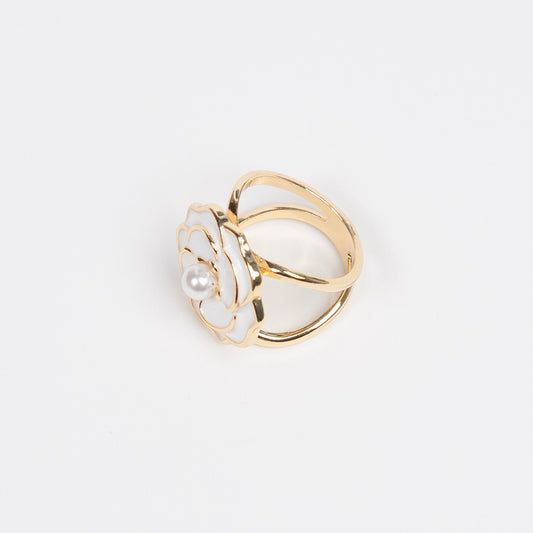 917102 Skjerf ring - Emaljeblomst skjerfring med perle - hvit/gull
