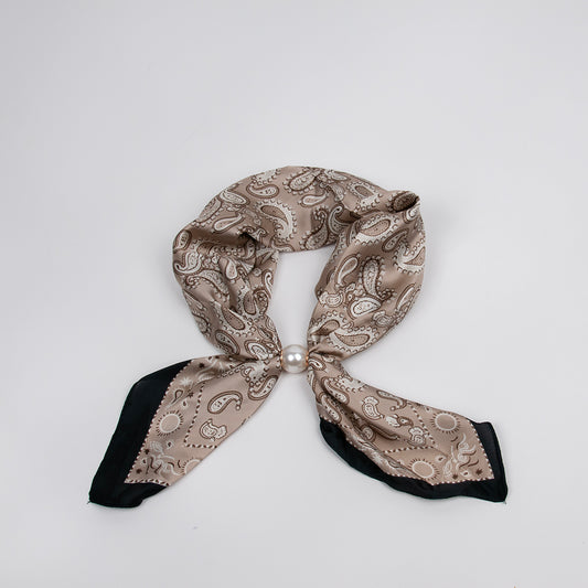 915701X  Skjerf, Lite paisley print skjerf med perle-magnet -svart